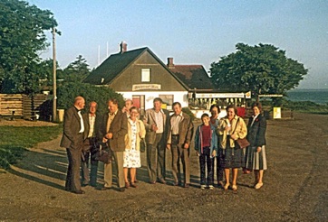 STRANDVEJEN - LYSTRUP STRAND, venter på bussen. Fv. Jørgen Madsen, Knud, Tage fra 'Siesta', Tove fra Stihusvej 9, Vagn fra Stihusvej 9, Olga Jacobsen og Grete fra Siesta. 1973
